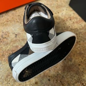 Kids sneakers , brand Burberry used like new , size 6 us , multicolors